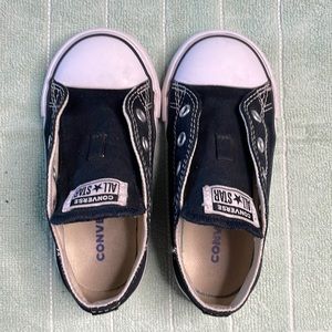 Black toddler low converse size 8